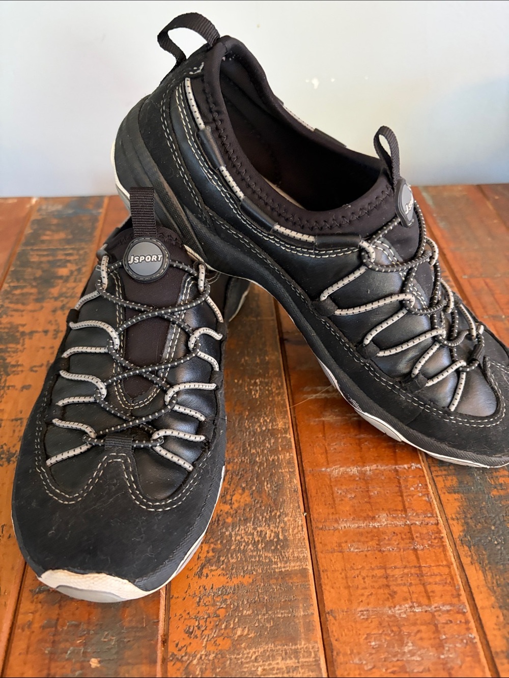 Slip on JSport athletic shoes y Jambu.